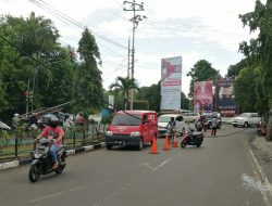 Kabel Listrik PLN Tiba-Tiba Terjuntai di Jalan, Pengendara Motor Terjatuh