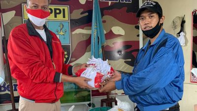 Kepala Bidang SMK Dinas Pendidikan Kepri, Irwan Panggabean, saat menerima bantuan 1000 Masker dari Kemendikbud