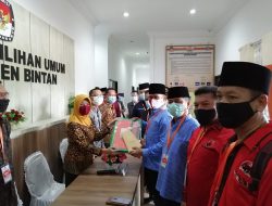 Akhirnya Alias Wello-Dalmasri Syam Mendaftarkan Diri ke KPU Bintan