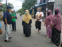 Cegah DBD, Suryani Melakukan Fogging Bersama Masyarakat