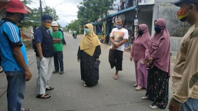 Cegah DBD, Suryani Melakukan Fogging Bersama Masyarakat