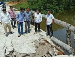Dipimpin Marzuki, Komisi II DPRD Natuna Tinjau Jembatan Darurat di Bandarsyah