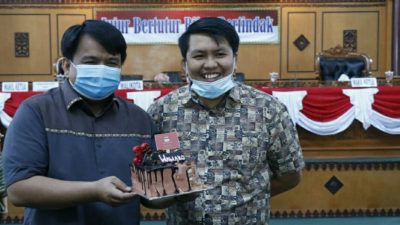 Milad, Ade Angga Dapat Kue Bertuliskan Wawako