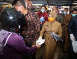 Tinjau Pasar, Pjs Gubernur dan Walikota Bagikan Masker ke Masyarakat