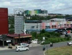 Seng Papan Reklame di Kilometer 8 Copot Membahayakan Pengendara