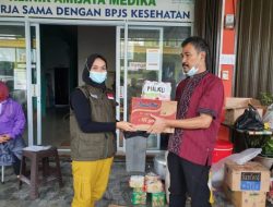 Sambil Menenteng Sembako, Rini Pratiwi Blusukan ke Beberapa Lokasi Banjir