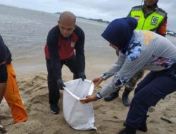 Wan Aris Ikut Baksos Pasang Tanggul Penahan Ombak di Pantai Piwang