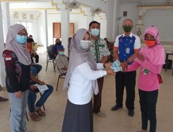 Didampingi Dinsos Lingga, PT Pos Kembali Salurkan BST Tahap II