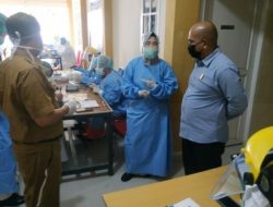 Wan Aris Pantau Pelaksanaan Vaksinasi Covid-19 bagi Nakes di Puskesmas Natuna