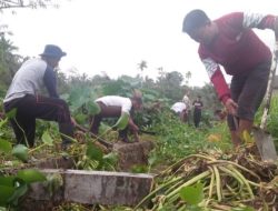 Anggota DPRD Natuna Rusdi, bersama Warga Limau Manis Goro Bersih Parit