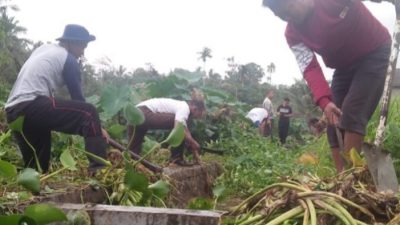 Anggota DPRD Natuna Rusdi, bersama Warga Limau Manis Goro Bersih Parit