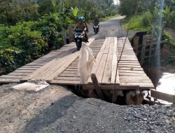 Kondisi Jembatan Perbatasan Dusun I Mala Desa Mepar Mengkhawatirkan