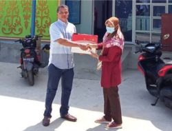 Husin Sumbang 30 Pasang Kain Sarung untuk Sunatan Masal di Midai