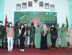 Dandim Natuna didampingi Ketua Persit Tinjau Serbuan Vaksin di SMAN 1 Bungtim