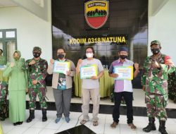 Dandim Natuna Serahkan Hadiah Pemenang Doorprize Vaksinasi dan Bingkisan ke Nakes