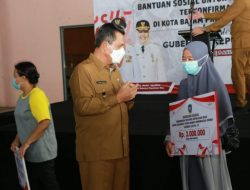 Gubernur Ansar Beri Bantuan Sosial 365 Keluarga Batam Terkonfirmasi Covid-19