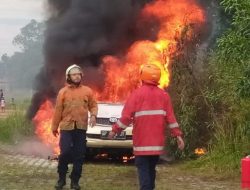 Mobil Terbakar Dibelakang Tempat Hiburan Malam, Kerugian Ditaksir 200 Juta