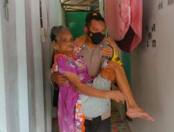 Bhabinkamtibmas Polres Natuna Rela Bopong Lansia untuk ikuti Vaksinasi