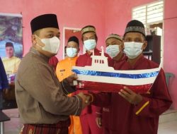 Bupati Lingga Serahkan Bantuan 6 Unit Pompong ke KUB