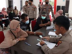 Polres Lingga Salurkan Bantuan Tunai untuk PKL, Warung dan Nelayan