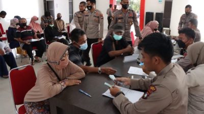 Polres Lingga Salurkan Bantuan Tunai untuk PKL, Warung dan Nelayan