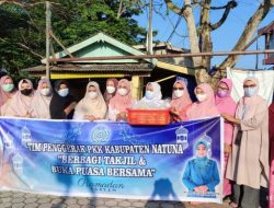 TP PKK Natuna Bagi-bagi Takjil Diperempatan Jalan Ranai Kota