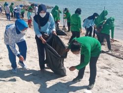 Istri TNI AD, AL dan AU Punguti Sampah di Pantai Piwang Natuna