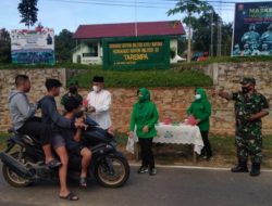 Berkah Ramadhan, Koramil 02/Tarempa Berbagi Takjil untuk Warga Siantan