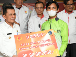 Gubernur Ansar Serahkan Bonus Untuk Atlet dan Pelatih Berprestasi PON XX Papua 2021