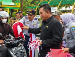 Gubernur Ansar Ahmad Pimpin Pembagian 1500 Bendera Merah Putih di Tanjungpinang