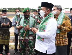 Kunker ke Letung, Gubernur Ansar Disambut Wakil Bupati Anambas dan Tokoh LAM Setempat