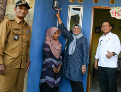 Gubernur Ansar Nyalakan Listrik di Desa Tenggel dan Air Gelubi, Program ‘Kepri Terang’ Sudah 99,45 Persen