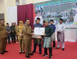 Kunker di Ujung Utara NKRI, Gubernur Ansar Serahkan Bantuan RT/RW, Posyandu dan Bantuan Transportasi Laut Siswa