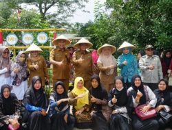 Upaya Kendalikan Inflasi, Gubernur Ansar Serahkan Bantuan Pertanian bagi Petani di Kabupaten Natuna