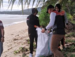 Wabup Natuna Pimpin Pembersihan Pantai Tanjung