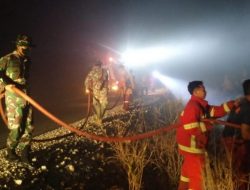 Damkar Natuna Siagakan Personil di Lokasi Kebakaran Lahan Hingga Malam Hari