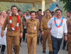 Gubernur Kepri Serahkan Bantuan Pasang Baru Listrik Bagi Penduduk Kurang Mampu Desa Tanjung Kumbik Kecamatan Pulau Tiga Barat.