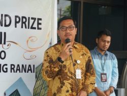 Sekda Natuna Serahkan Hadiah Grand Prize Bedelau Periode II PT Bank Riau Kepri Syariah Ranai.