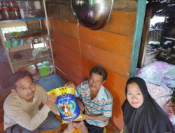 Tidak Bisa Hadir Pembagian Beras, Sekcam Bunguran Barat Antar Langsung ke Rumah Burhan
