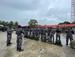 Prajurit Lanal Ranai Bantu Korban Bencana Longsor di Pulau Serasan