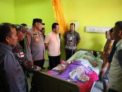 Kapolda Kepri Jenguk Korban Longsor Serasan Serta Berikan Dukungan Moral