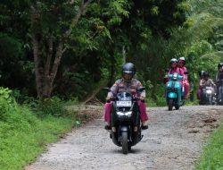 Naik Motor, Kapolres Natuna Bersama Ketua Bhayangkari Sapa Warga Kurang Mampu Serahkan Sembako