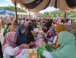 Warga Serbu Pangan Murah di Pantai Piwang