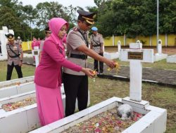 Hari Bhayangkara ke 77, Polres Natuna Laksanakan Upacara Ziarah Makam Pahlawan dan Tabur Bunga tanda Penghormatan
