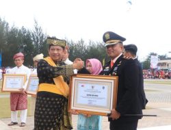 Mendagri Berikan Piagam Penghargaan Pencarian dan Pertolongan Bencana Serasan kepada Basarnas  Natuna