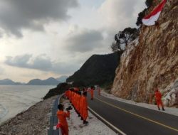 Basarnas Natuna Bentangkan Bendera Raksasa di Tebing Teluk Depih Selat Lampa