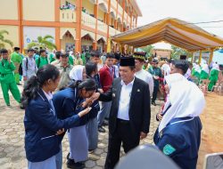 Gubernur Serahkan E-KTP kepada Siswa SMA 7 Tanjungpinang