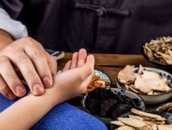 Wanita Tiongkok di Larikan ke Rumah Sakit Akibat Berobat Tradisional TCM