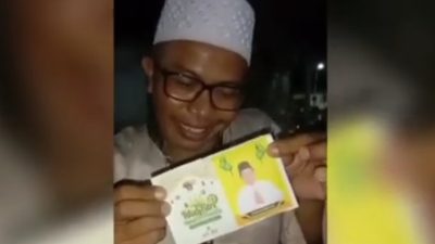 Video Viral: Warga Terima Amplop Bergambar Ketua Golkar Kepri Akhmad Maruf