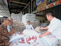 Jokowi Pastikan Stok Beras Cukup di Pasar Induk Cipinang